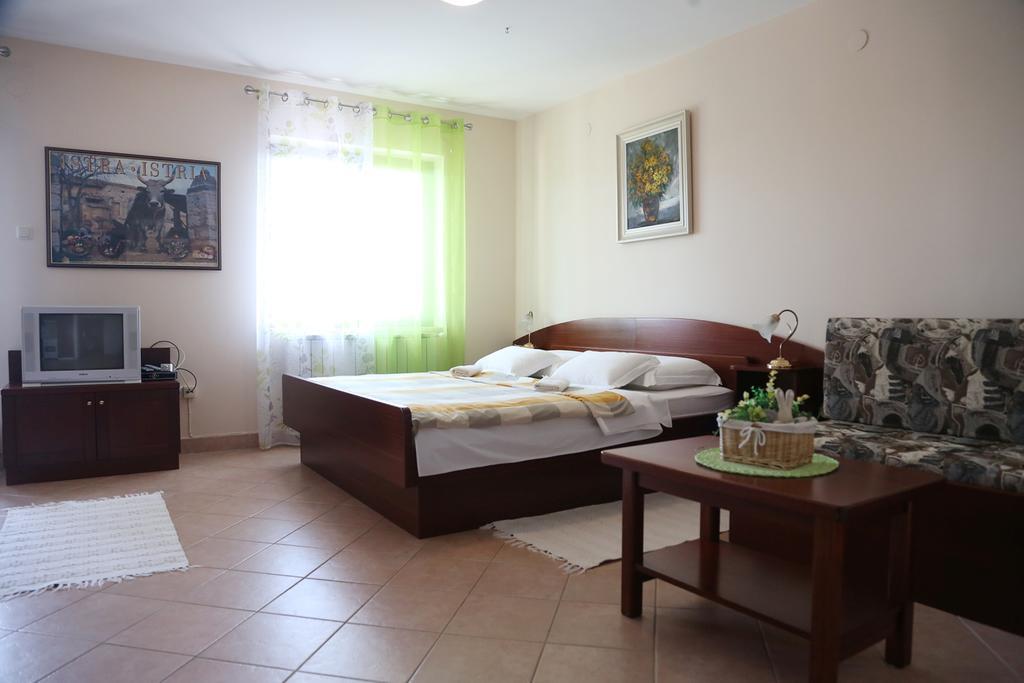 Apartments Max Върсар Екстериор снимка