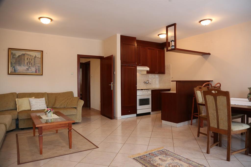 Apartments Max Върсар Екстериор снимка