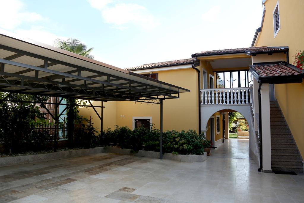 Apartments Max Върсар Екстериор снимка